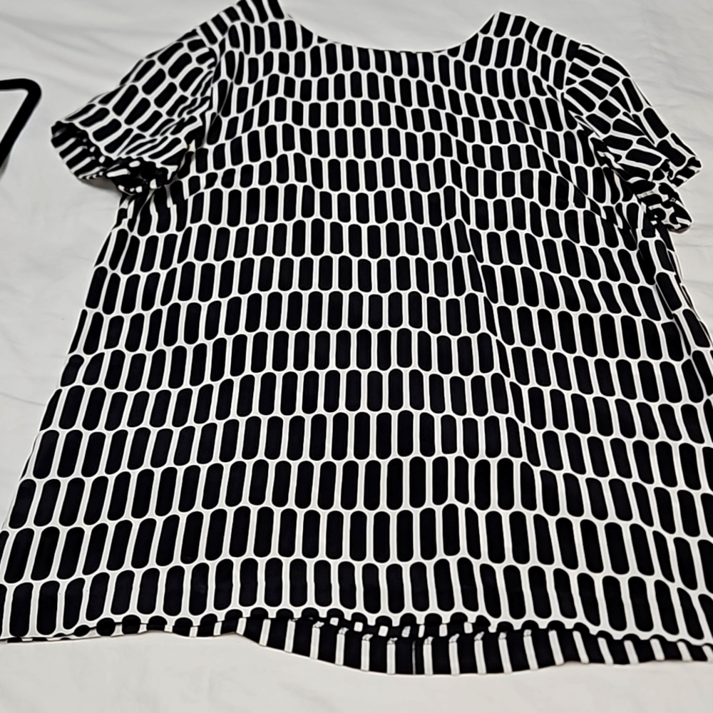 Michael Kors Ladies short sleeve black and white silk top in EUC
